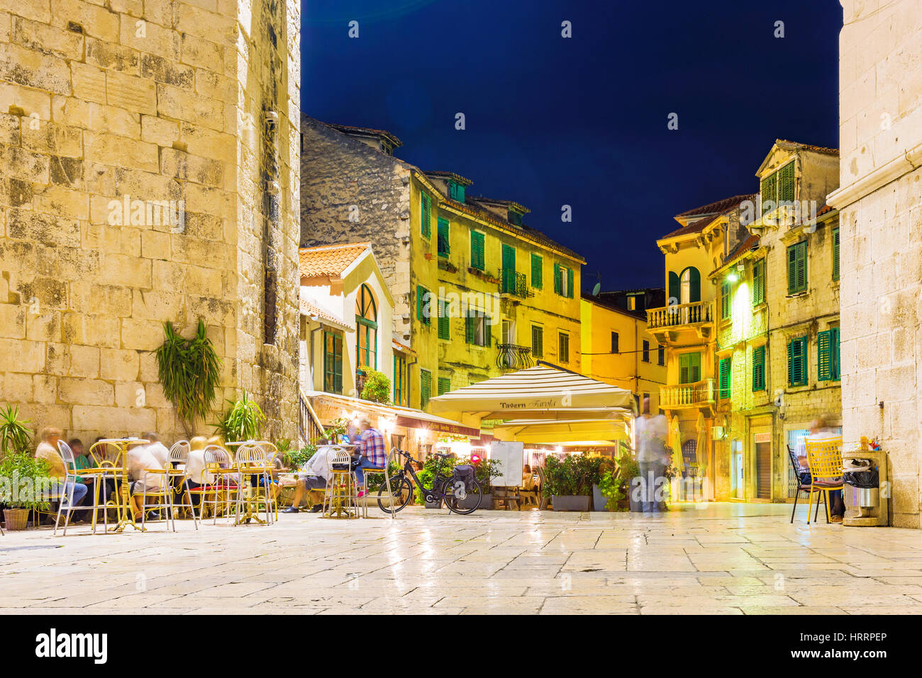 Split, Croazia - 17 settembre: old town center area notte con architettura antica e ristoranti su seteptember 17, 2016 in split Foto Stock