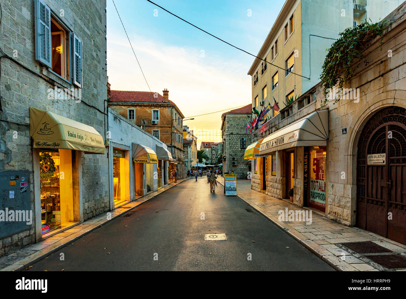 Split, Croazia - 17 settembre: downtown split area dello shopping durante la serata con architettura antica e negozi di souvenir su seteptember 17, 2016 in spl Foto Stock