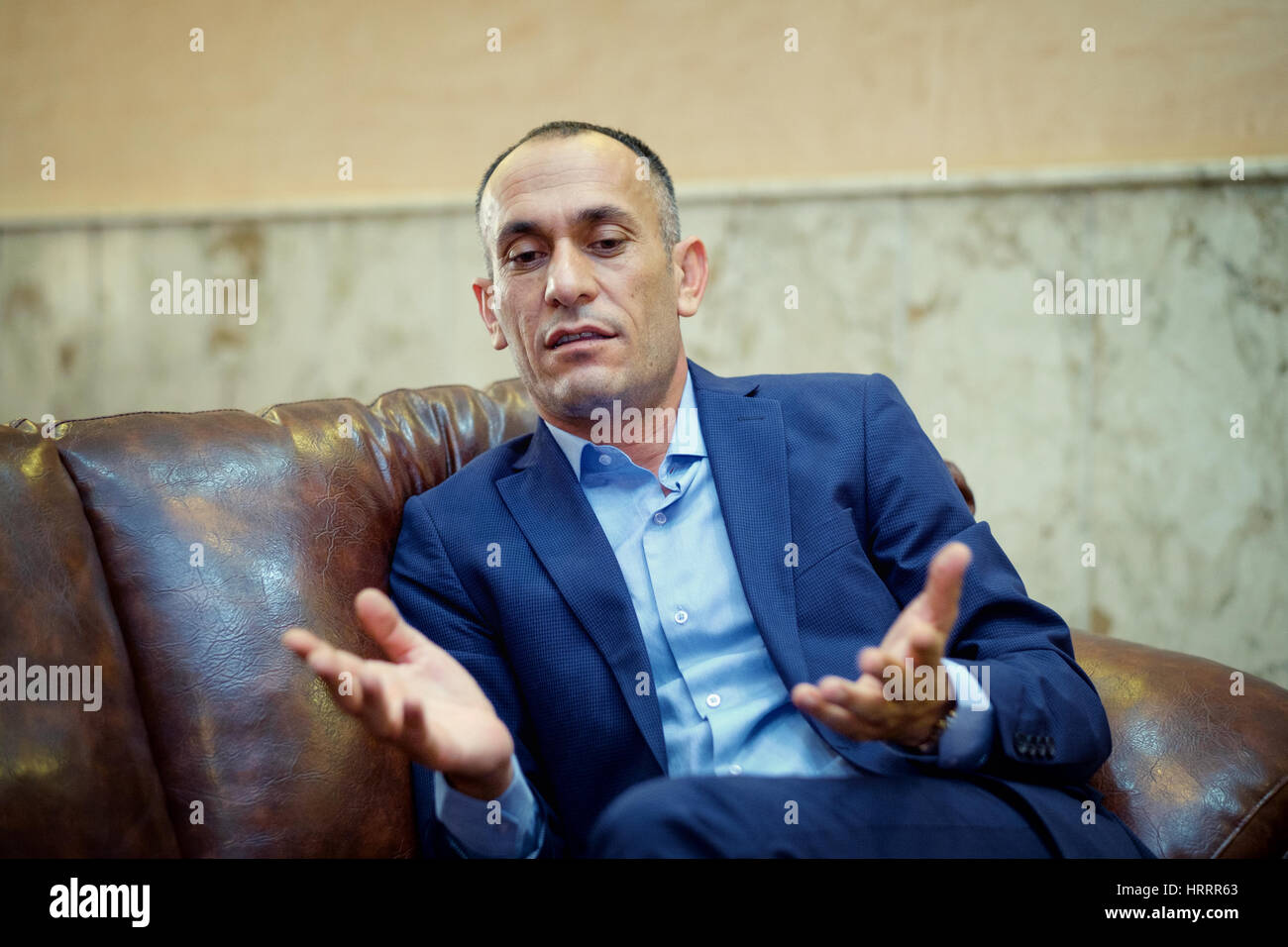 Khaleel al dakhi a 38 anno vecchio avvocato che ha aiutato centinaia di ragazze yazidi e womens per sfuggire alla stato islamico anche se una rete segreta di contatti profondi Foto Stock