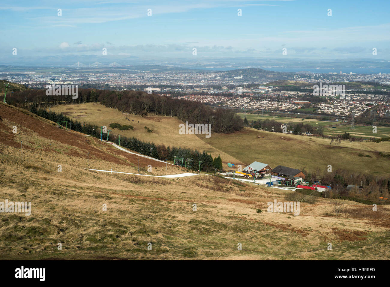 Vista della città di Edimburgo dal allermuir pentlands con sky center in primo piano Foto Stock