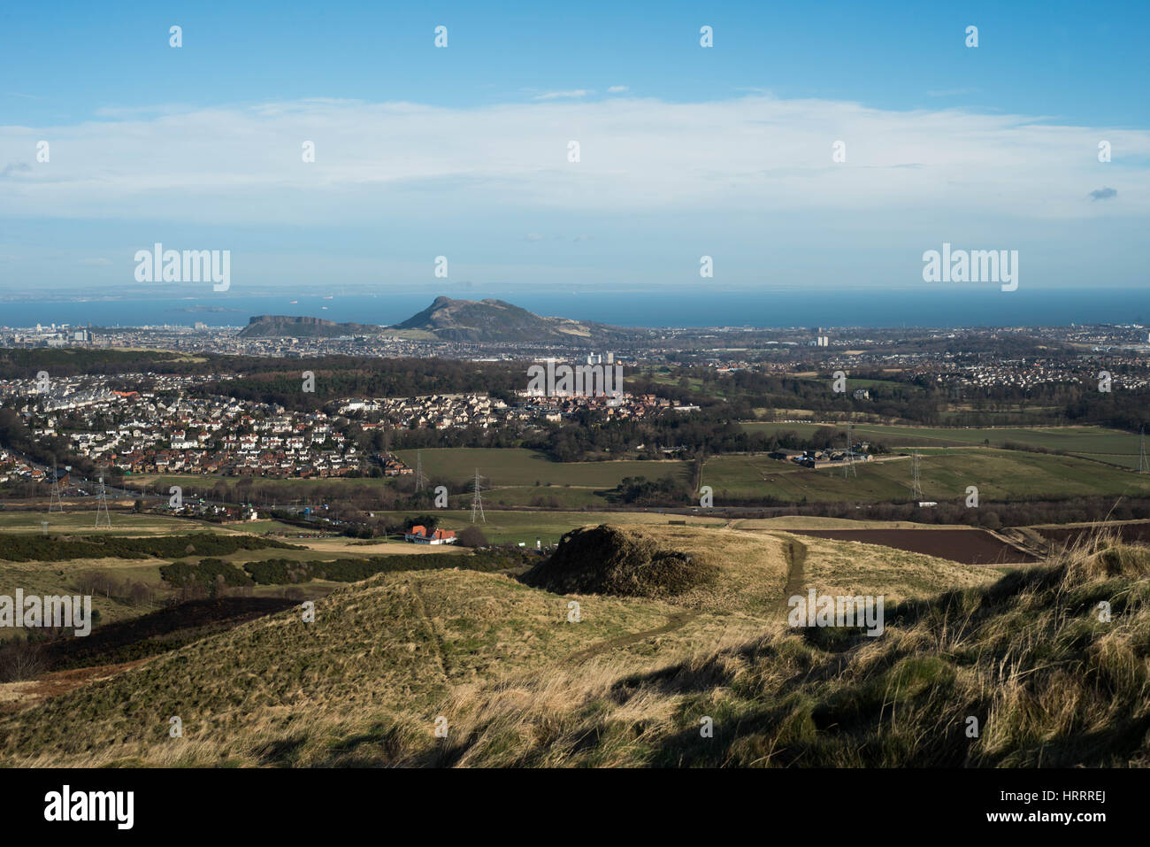 Vista della città di Edimburgo dal allermuir pentlands con Arthurs Seat in distanza Foto Stock