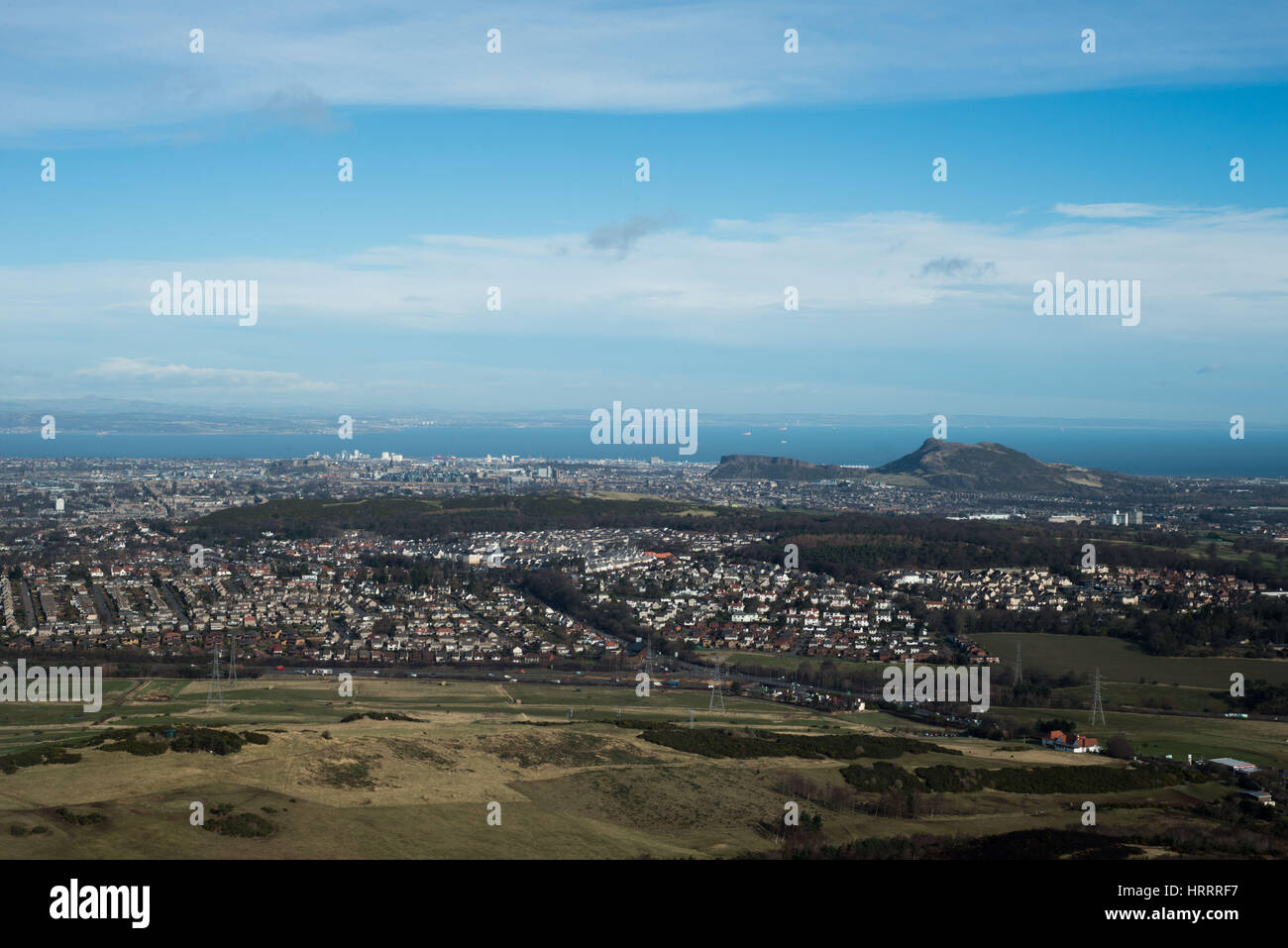 Vista della città di Edimburgo dal allermuir pentlands con arthur sedile in distanza Foto Stock