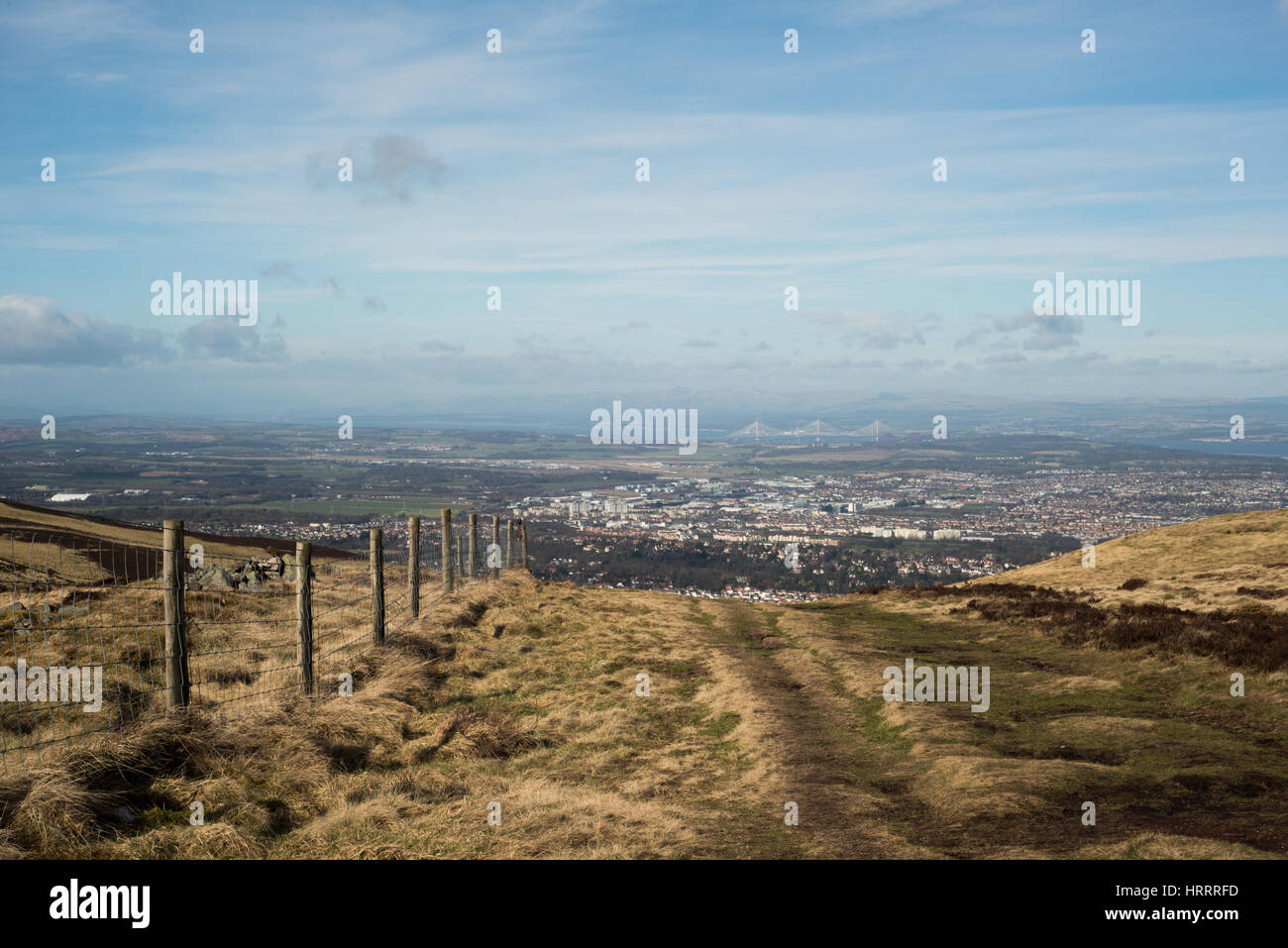 Vista della città di Edimburgo dal allermuir pentlands con recinto Foto Stock