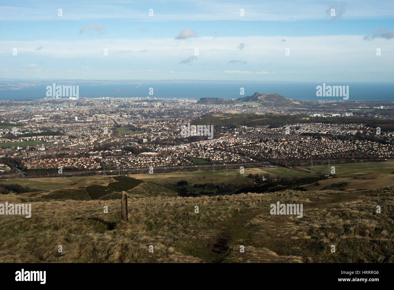 Vista della città di Edimburgo dal allermuir pentlands con Arthurs Seat in distanza Foto Stock