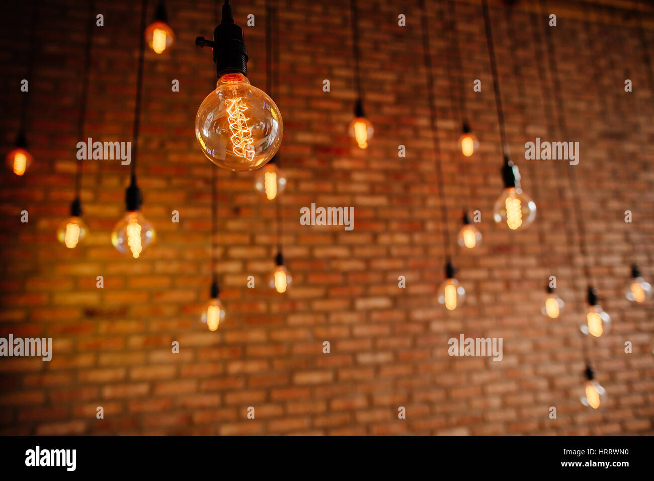 Lampadina a filamento Edison retro vintage decore sul muro di mattoni in background. Decorazione di illuminazione Foto Stock
