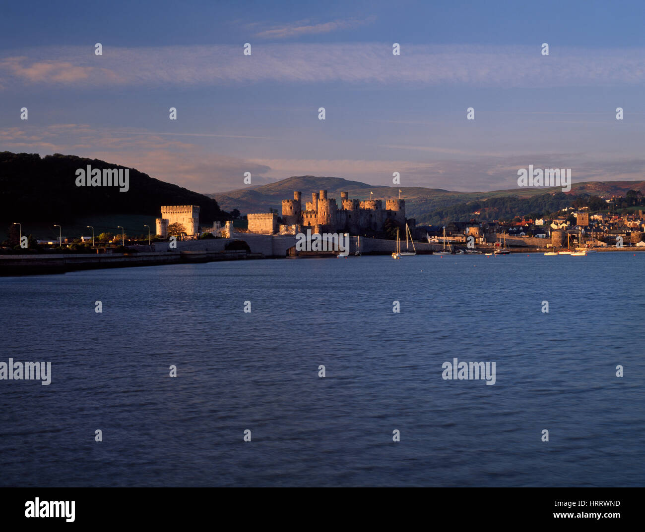 La mattina presto vista guardando SW da Llandudno Junction foreshore attraverso la Afon Conwy a Conwy Castle, mura & bridge. Foto Stock