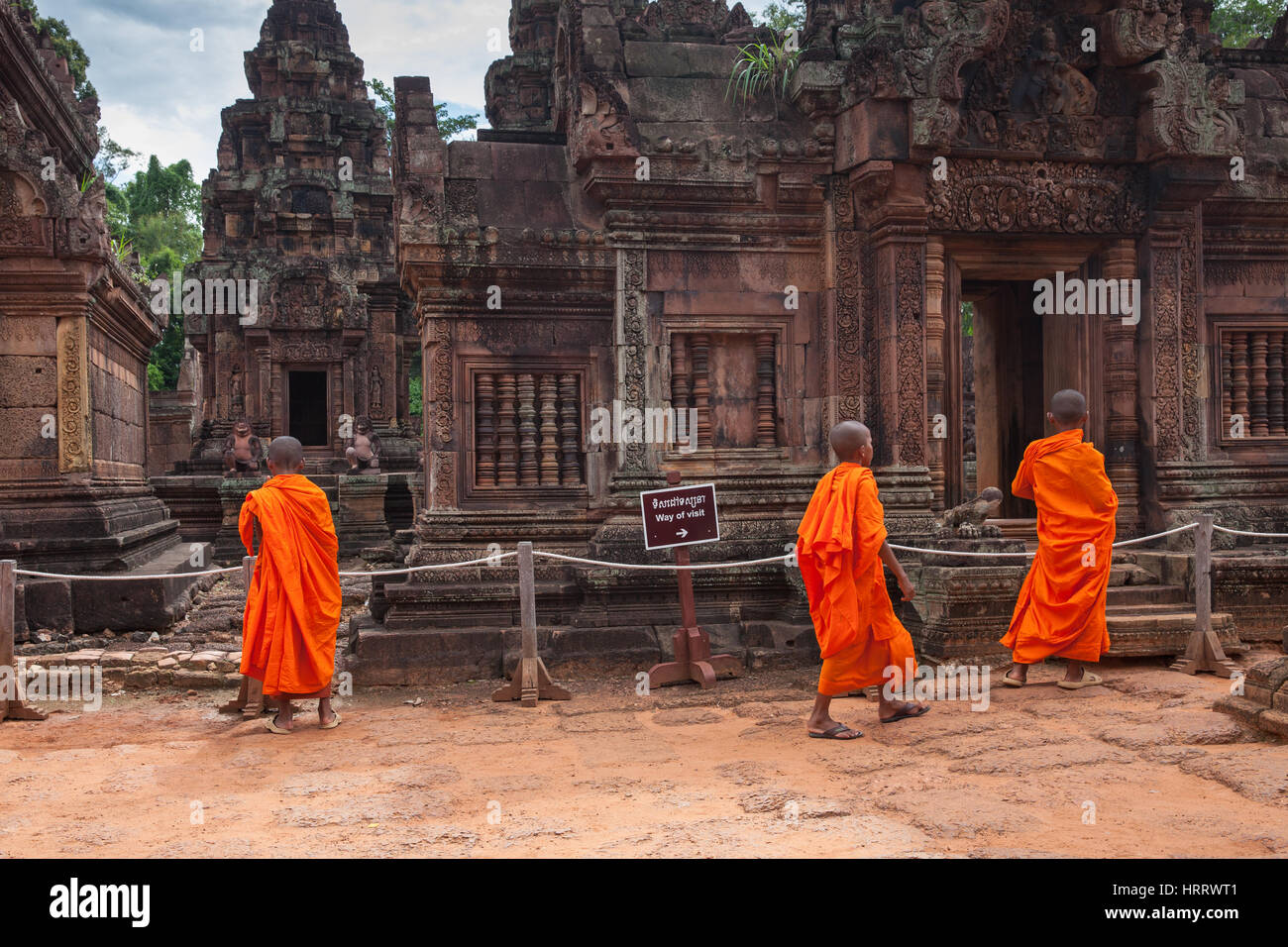 Siem Reap, Cambogia - 07 Maggio 2014: i monaci buddisti osservando il Banteay Srei tempio, uno dei templi del leggendario complesso di Angkor il 07 maggio 2014, Seam Foto Stock