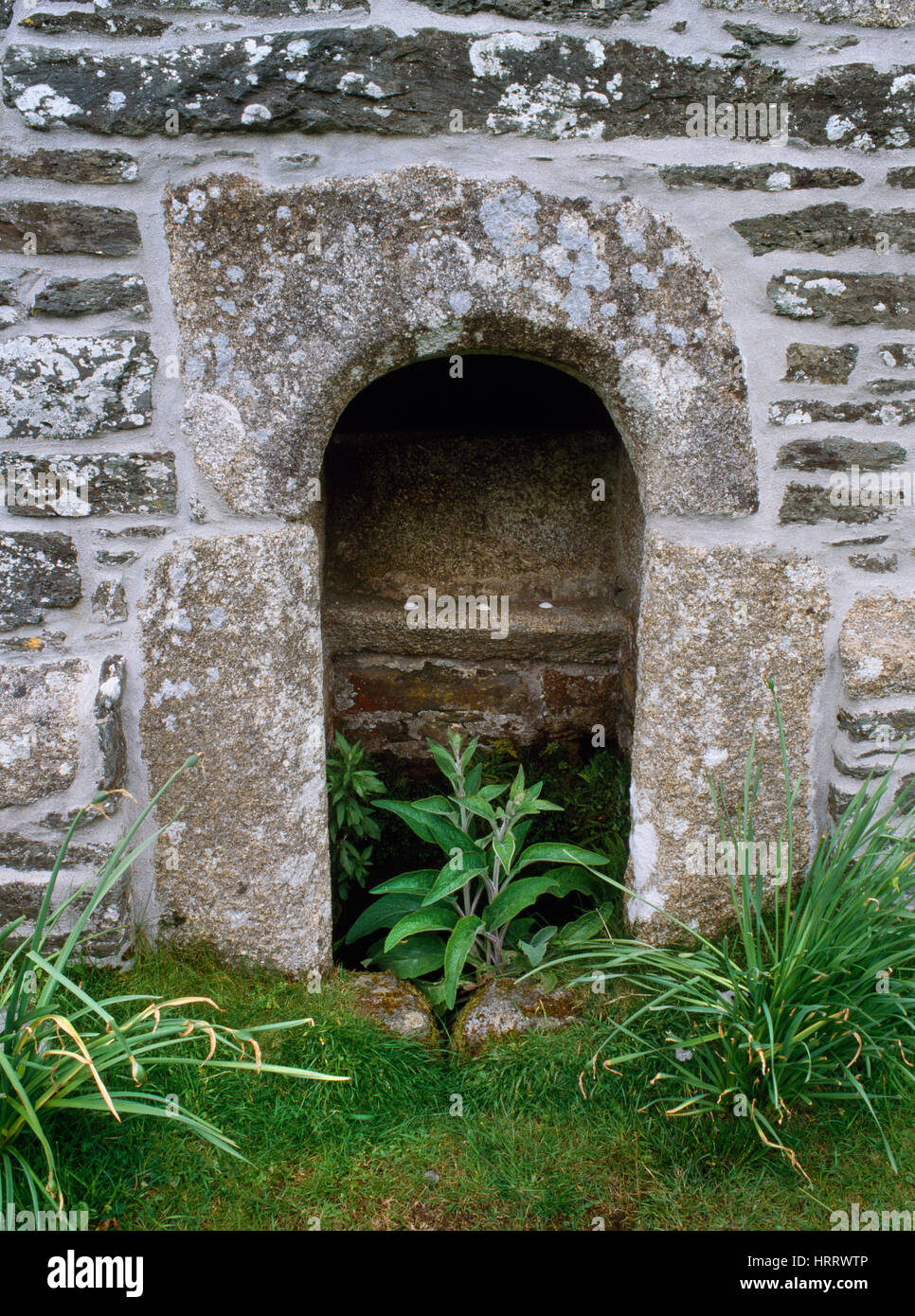 Acqua di pozzo in esecuzione attraverso la cappella di St Clether, sovralimentato mediante le reliquie di San Cledarus era usata per la guarigione e battesimi. Le offerte erano posto Foto Stock