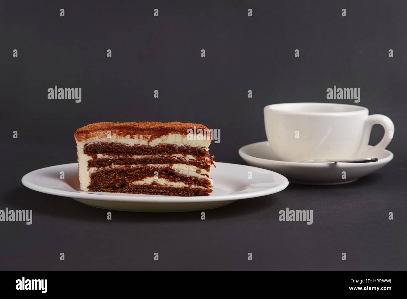 Biscotti al cioccolato torta e tazza di caffè su sfondo grigio Foto Stock