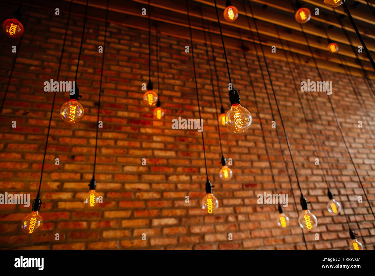 Lampadina a filamento Edison retro vintage decore sul muro di mattoni in background. Decorazione di illuminazione Foto Stock