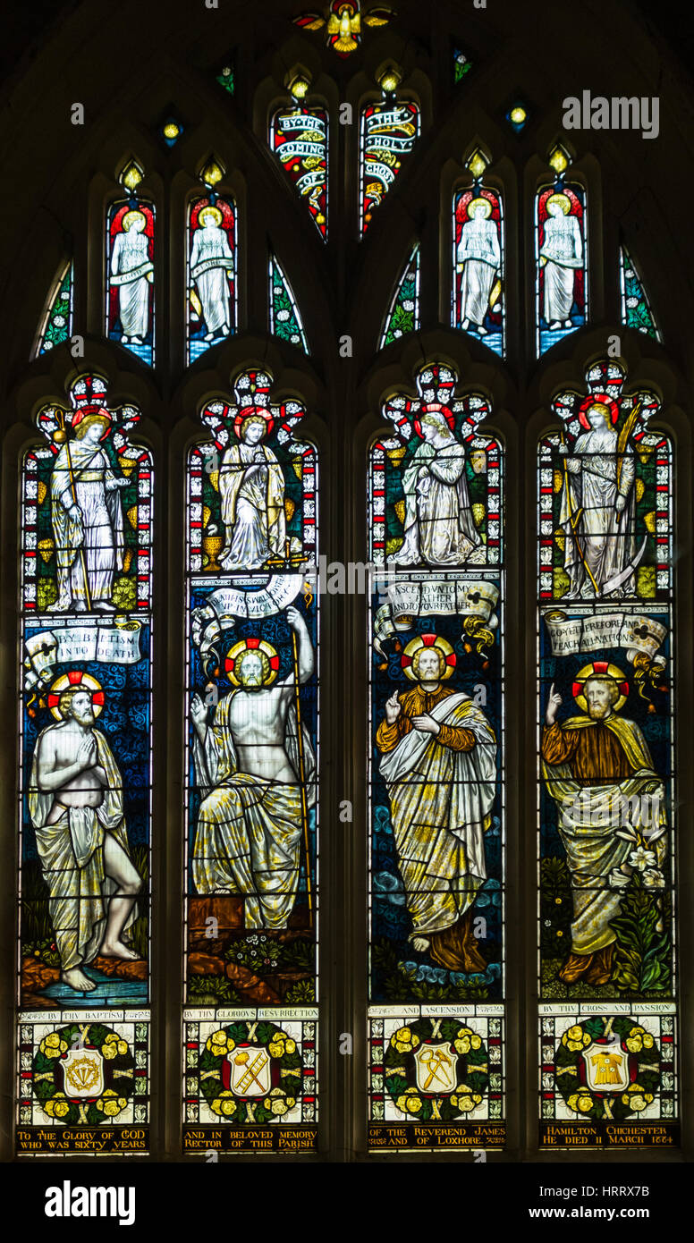 Una finestra di vetro colorato in una piccola chiesa rurale che fa parte di una casa di campagna estate in North Devon, in Inghilterra. Foto Stock