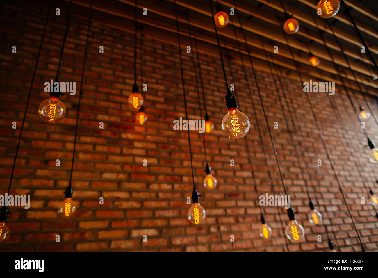 Lampadina a filamento Edison retro vintage decore sul muro di mattoni in background. Decorazione di illuminazione Foto Stock