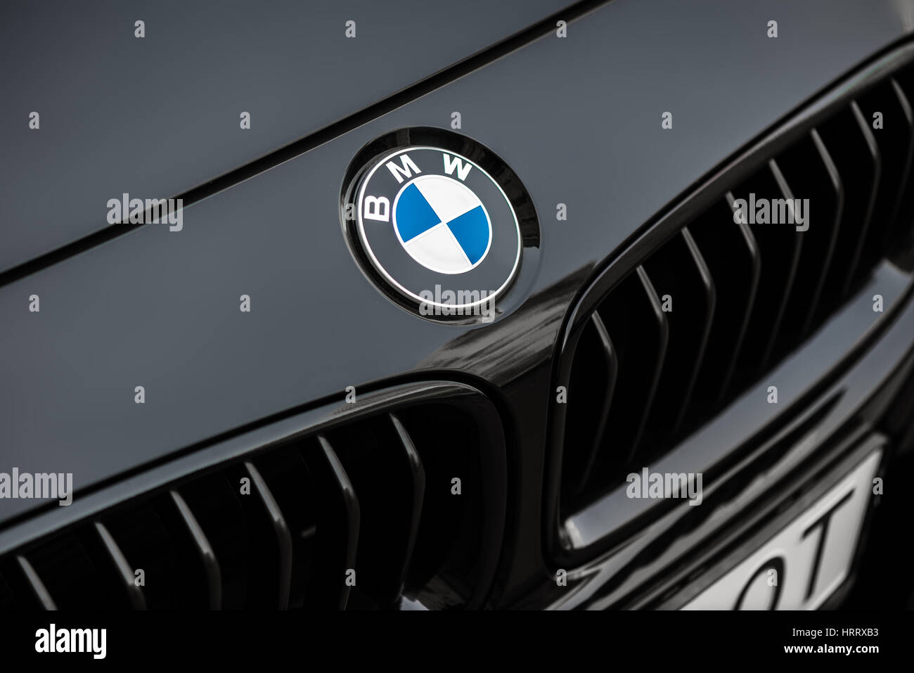 Kiev, Ucraina - 4 Marzo 2017: motore Bmw badge aziendale sulla parte anteriore da un auto nera. La BMW è un tedesco automobile, moto e motore manufacturin Foto Stock