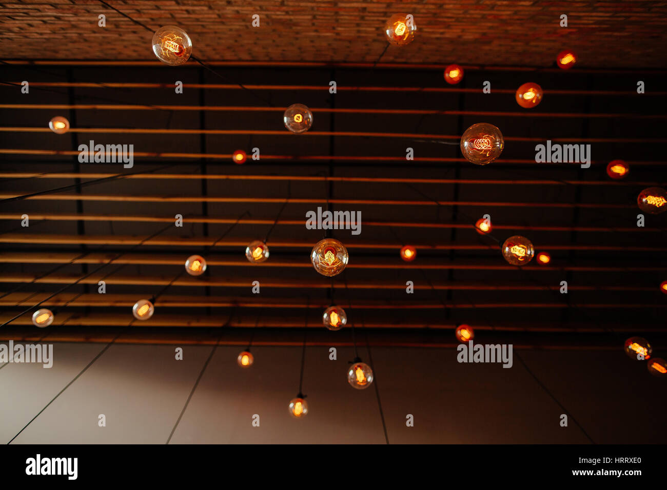 Lampadina a filamento Edison retro vintage decore sul muro di mattoni in background. Decorazione di illuminazione Foto Stock
