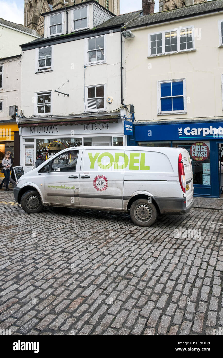 Yodel courier van parcheggiato street truro Cornwall Inghilterra Regno Unito Foto Stock