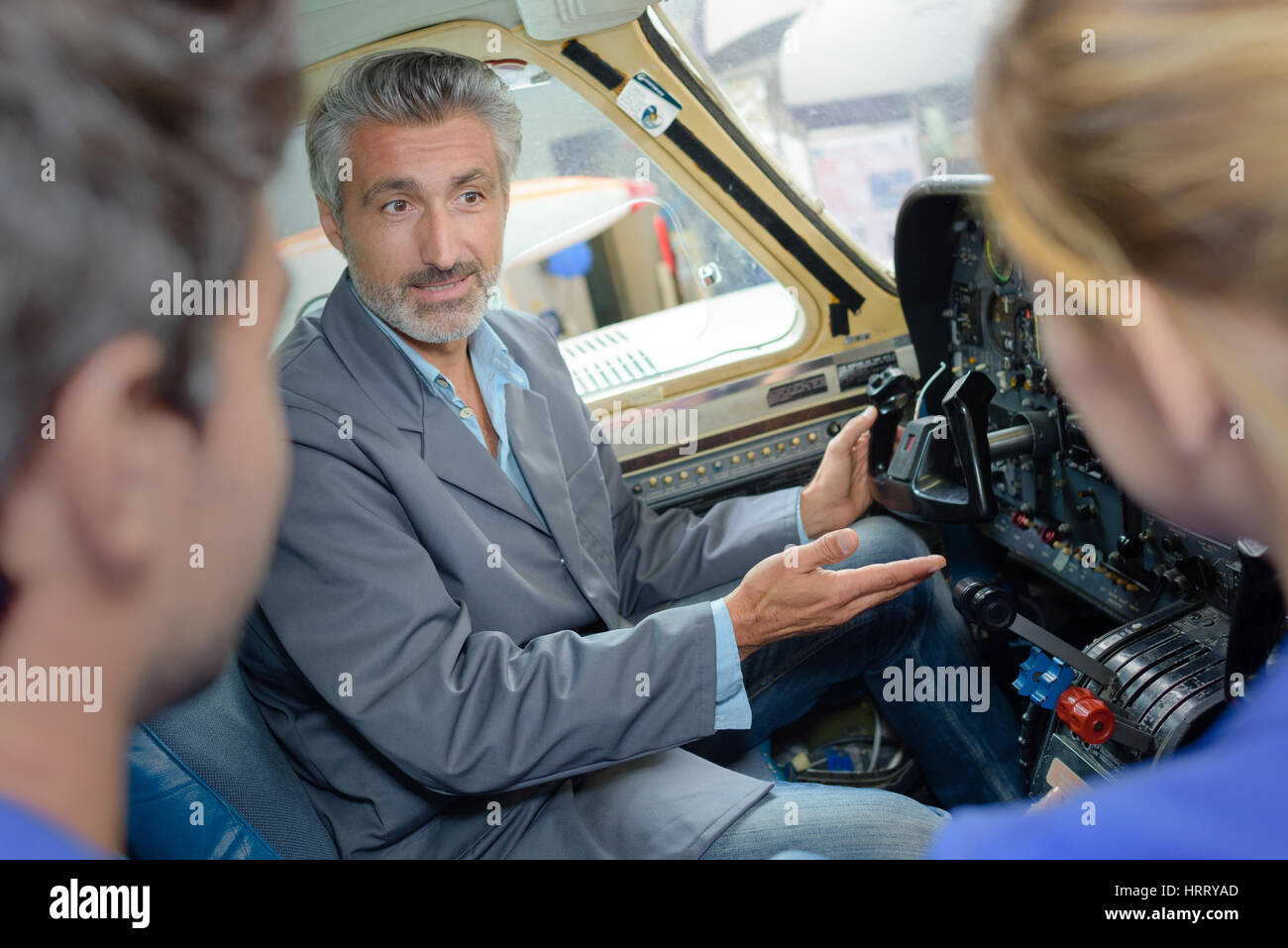 Uomo che mostra i comandi del cockpit per studenti Foto Stock