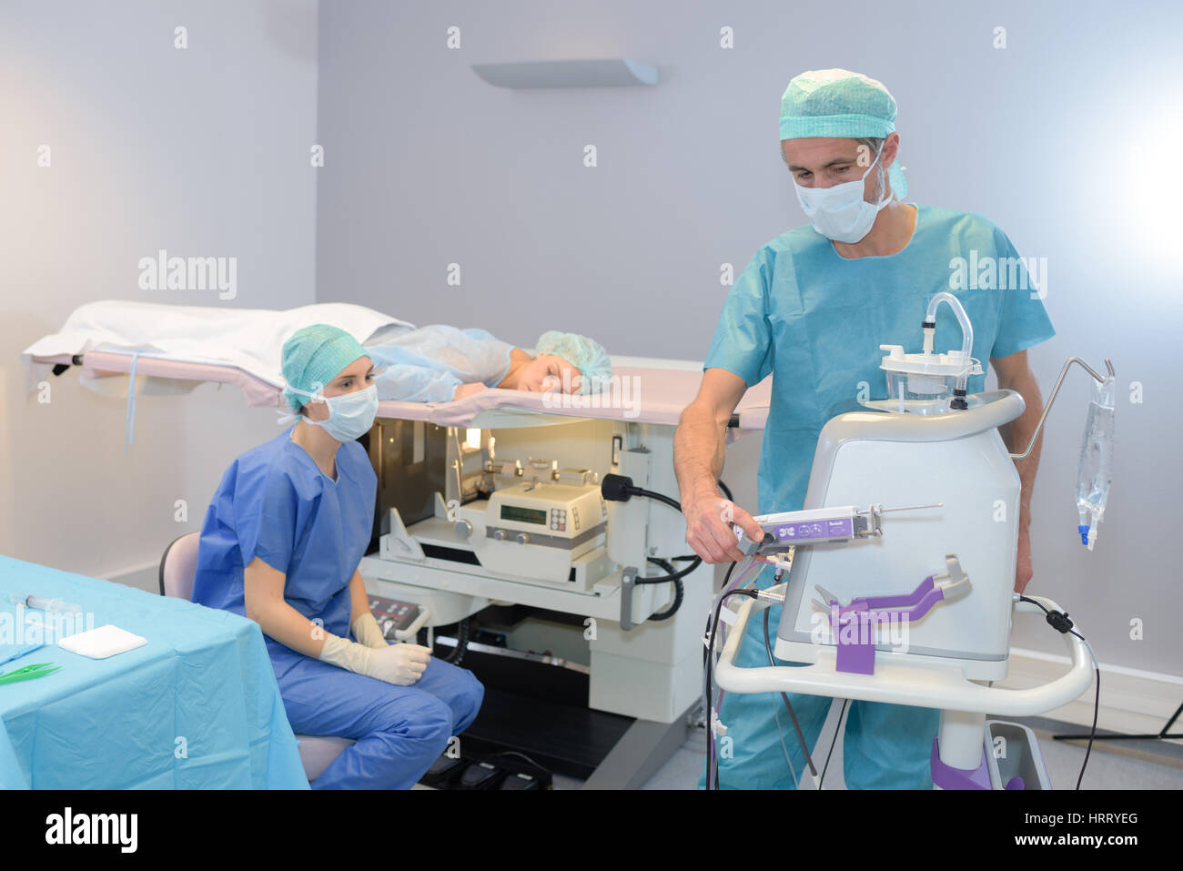 Medico la preparazione di attrezzature per la procedura medica Foto Stock