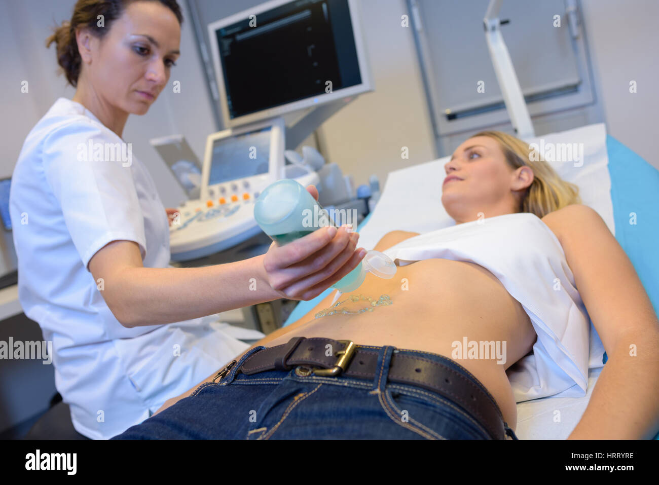 Applicazione di infermiere jelly in addome del paziente per ultrasuoni Foto Stock
