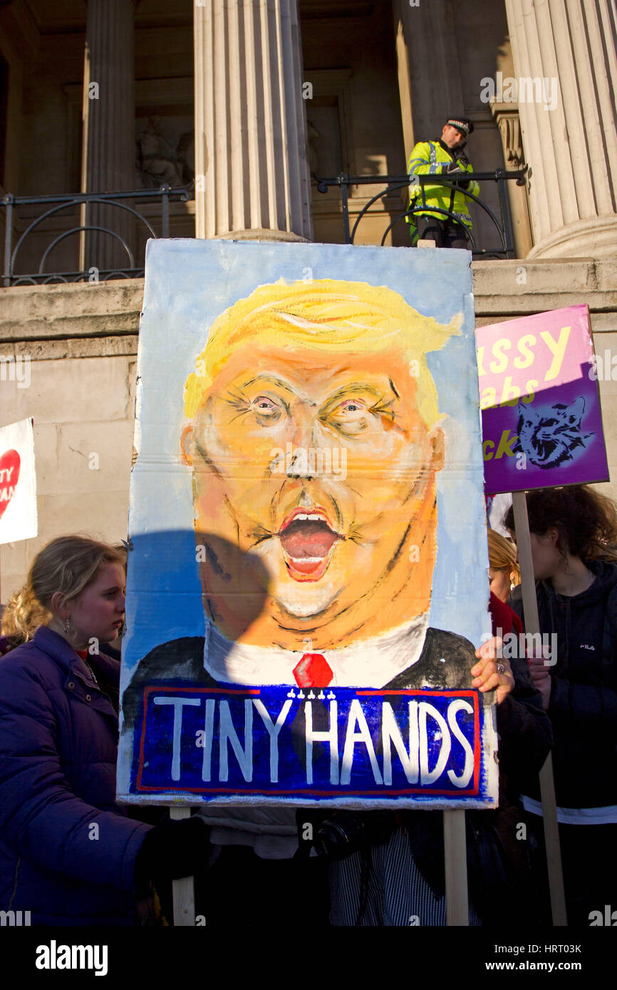 Appross. 100.000 manifestanti hanno marciato nel centro di Londra per esprimere la loro opposizione a Donald Trump assumerà la presidenza. Le donne di marzo a Londra è stata quella di hun Foto Stock