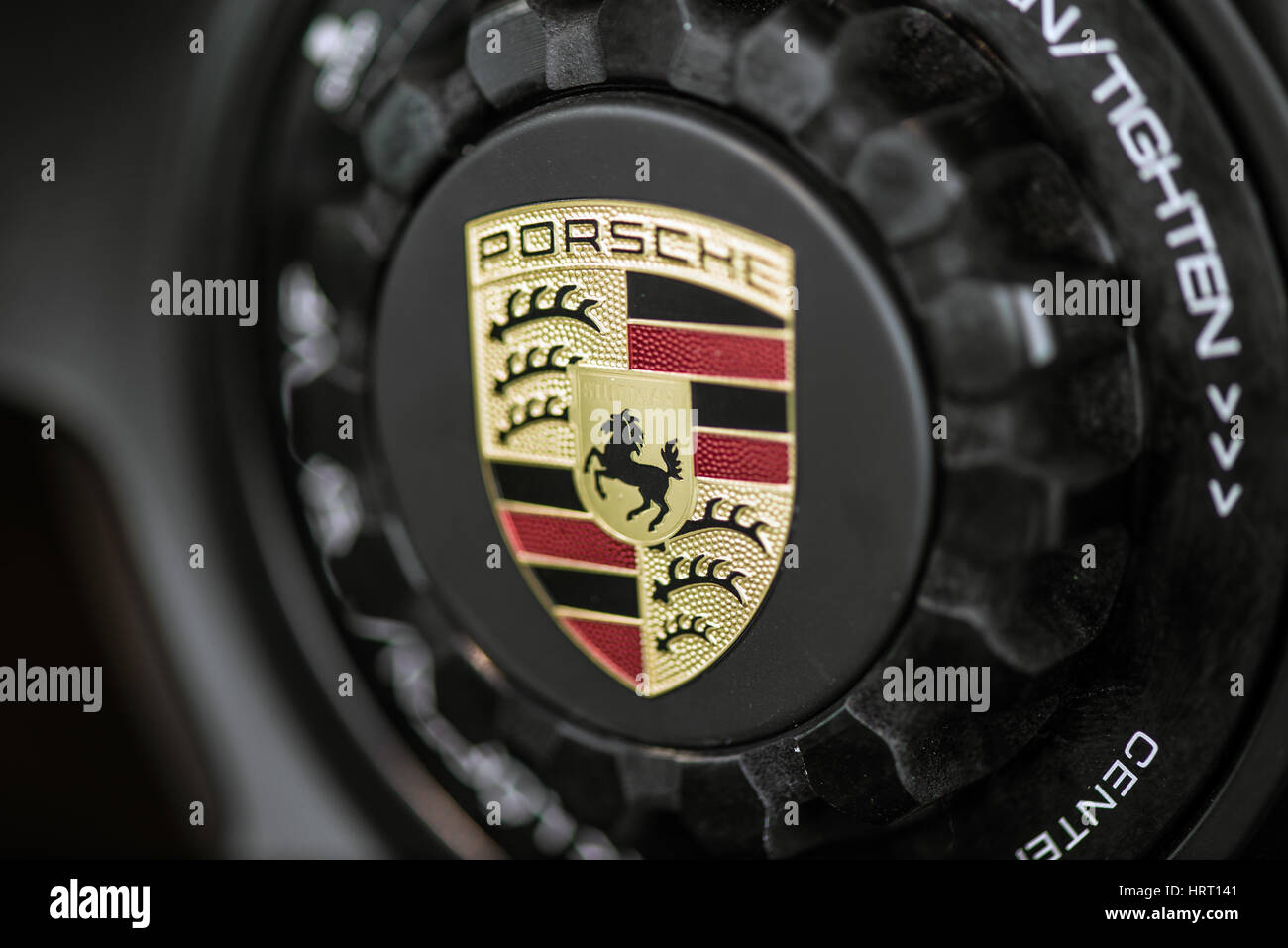 Kiev, Ucraina - 7 agosto 2016: Porsche emblema. Ferdinand Porsche ha fondato la società nel 1931. Foto Stock