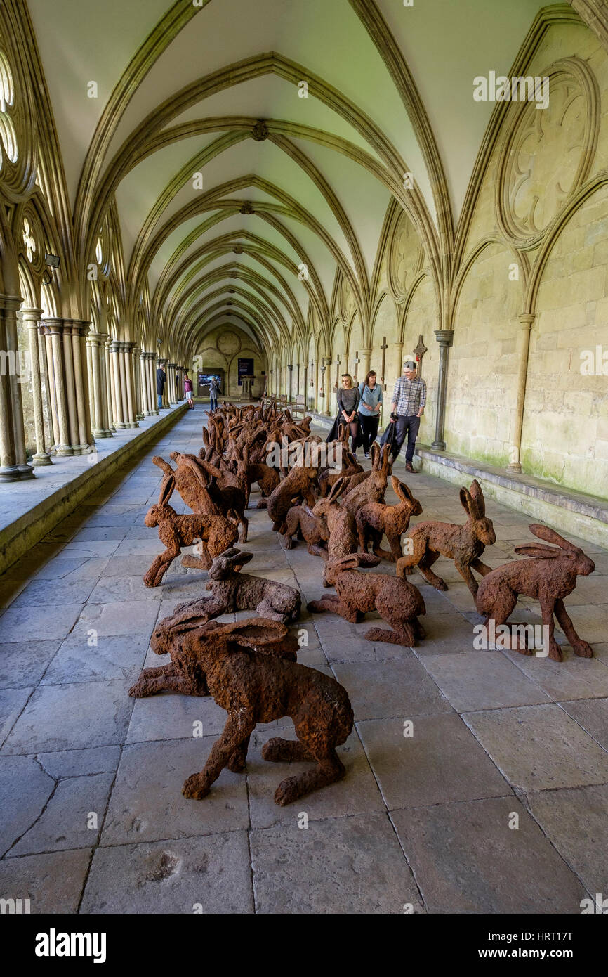Lepre sculture di Sophie Ryder della Cattedrale di Salisbury chiostri Foto Stock
