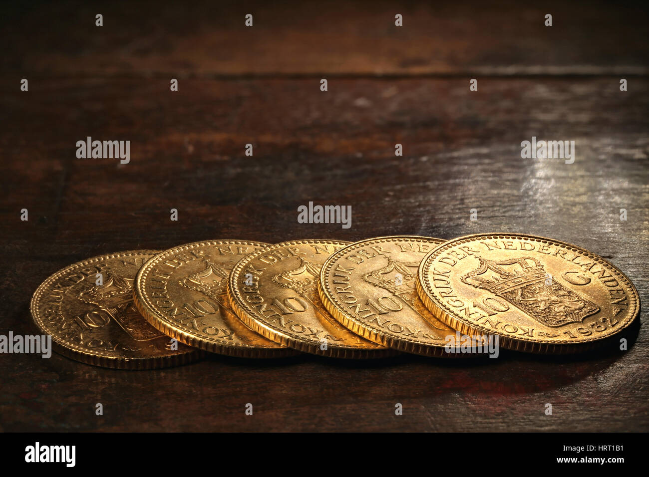 Dutch Wilhelmina monete d' oro, rustico sfondo di legno Foto Stock