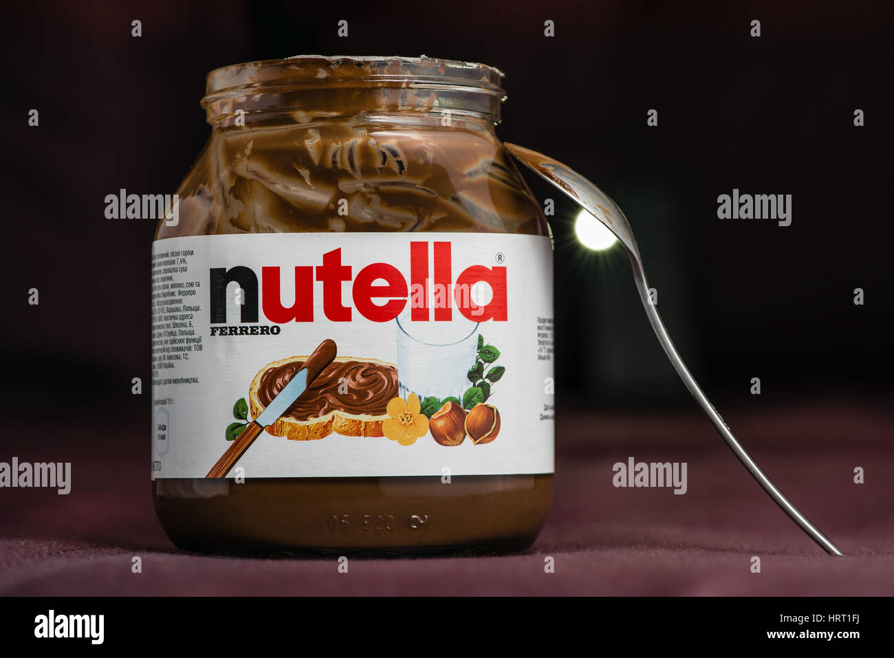 Kiev, Ucraina - 14 Maggio 2016: barattolo di Nutella nocciola su un sfondo  bokeh di fondo. Nutella è il nome della marca di cioccolato nocciola Foto  stock - Alamy