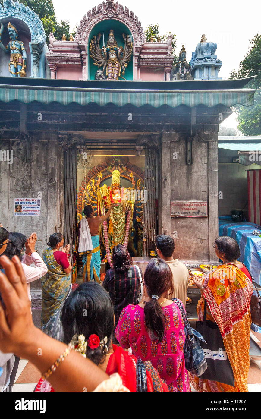 I credenti in Sri Veeramakaliamman Tempio Hindu Temple, Serangoon Road, Little India district, Singapore, Asia, Singapore Foto Stock