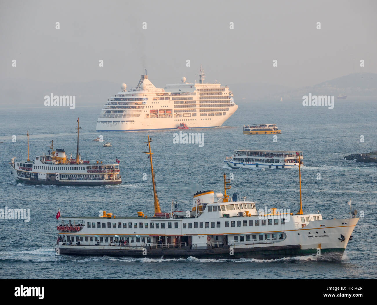 Crociera e traghetti che attraversano il Bosforo Istanbul TURCHIA Foto Stock