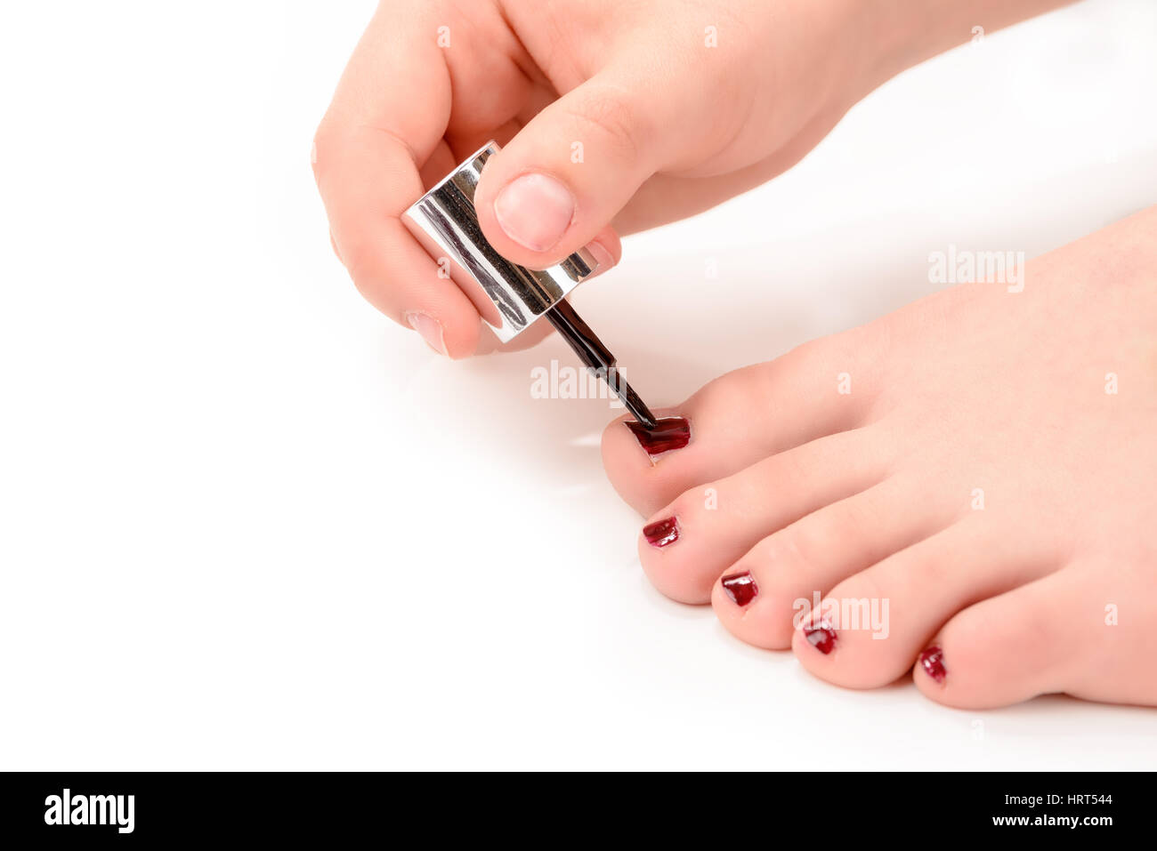 Giovane donna facendo pedicure Foto Stock