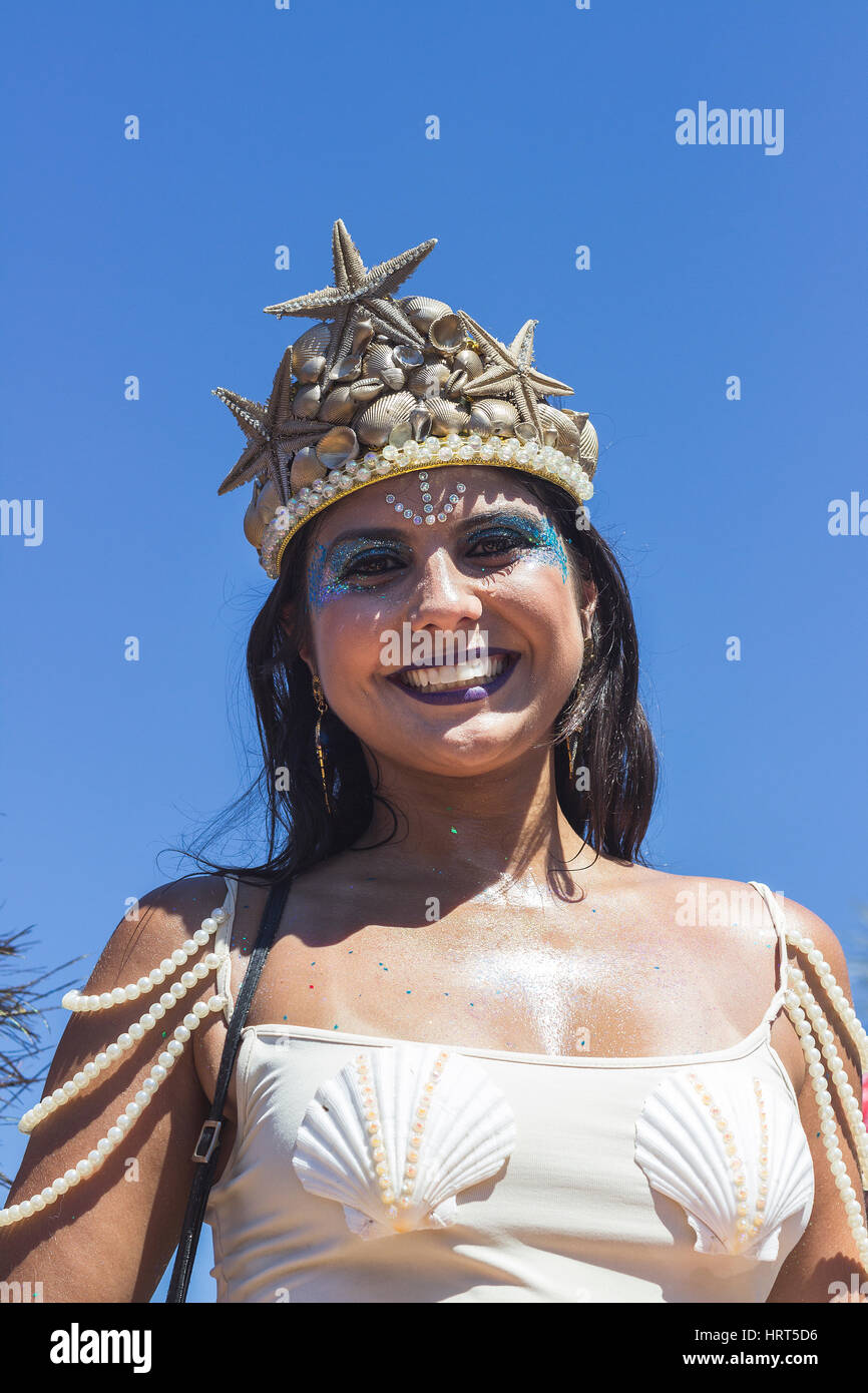 Febbraio 9, 2016 - Rio de Janeiro, Brasile - ragazza caucasica in costume luminoso sorridente durante il Carnaval 2016 street parade Foto Stock