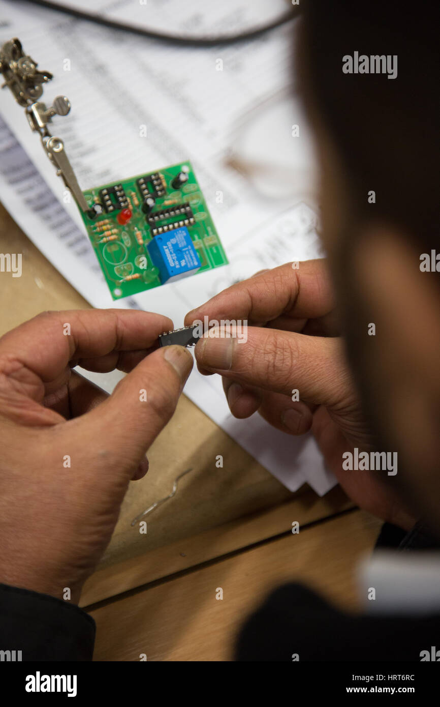 Lavorando su un circuito elettrico di bordo Foto Stock