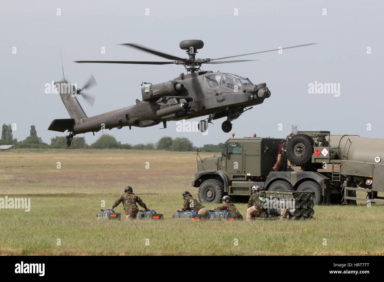 AAC Apache sbarco durante un armamento di avanzamento e demo per i rifornimenti di carburante a Wattisham. Foto Stock