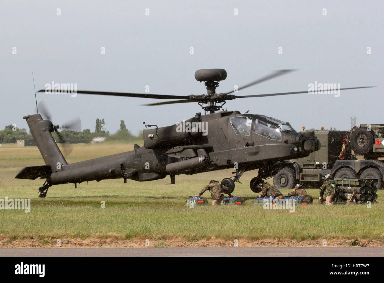AAC Apache sbarco durante un armamento di avanzamento e demo per i rifornimenti di carburante a Wattisham. Foto Stock