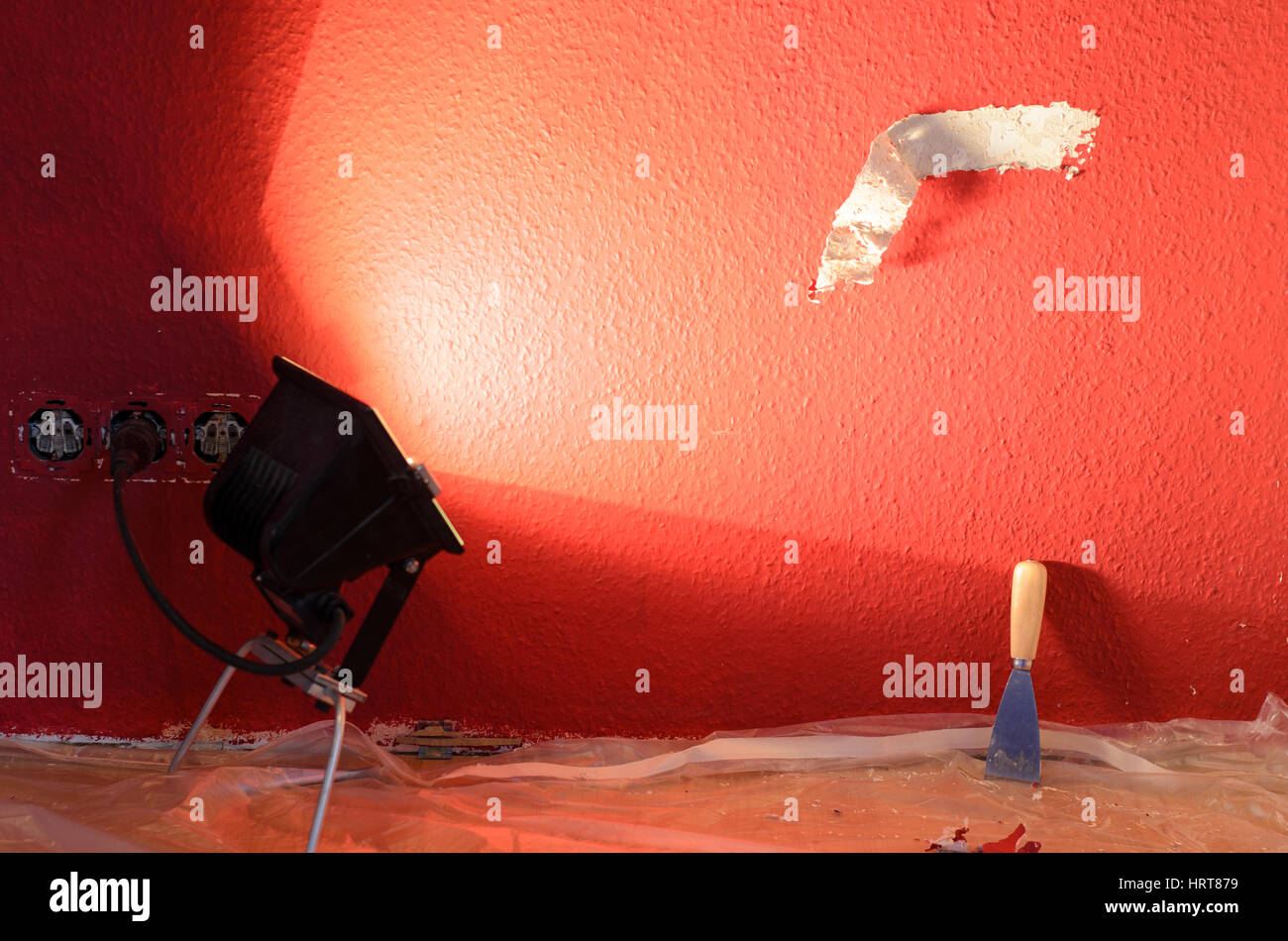 Ristrutturazione di una camera di rimozione sfondo rosso dalla parete prima di tappezzeria Foto Stock