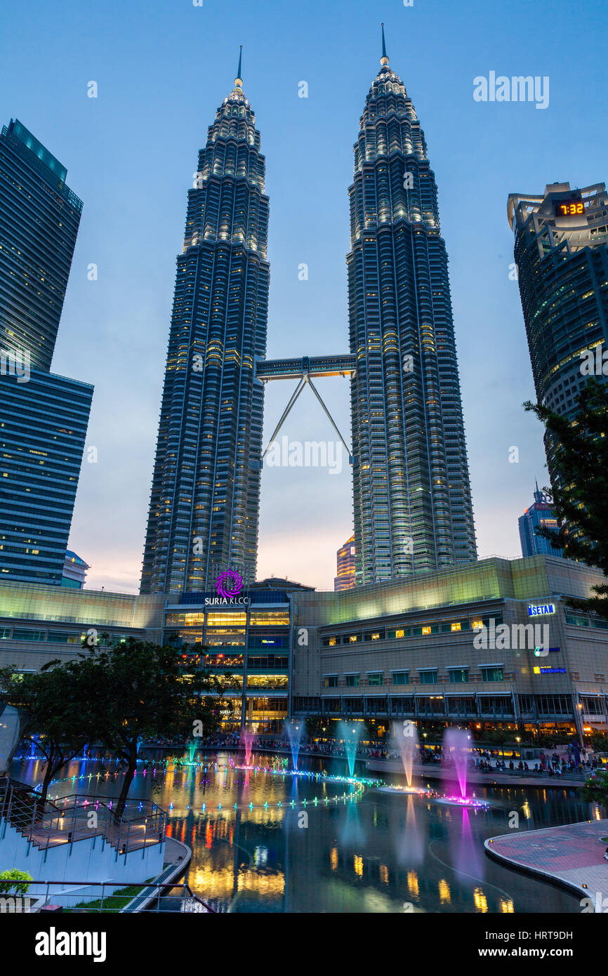 Kuala Lumpur, Malesia - 24 Luglio 2014: Fontana mostra di notte davanti a Petronas Twin Towers e Suria KLCC mall sulla luglio 24, 2014, Kuala Lumpur, ma Foto Stock