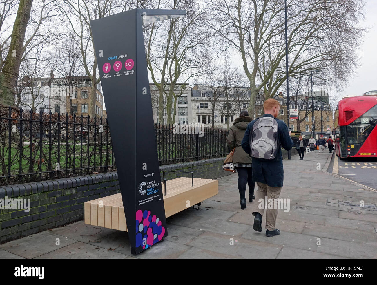 Pubblico di energia solare di 'smart panchina' per la ricarica di dispositivi mobili, Islington, Londra Foto Stock