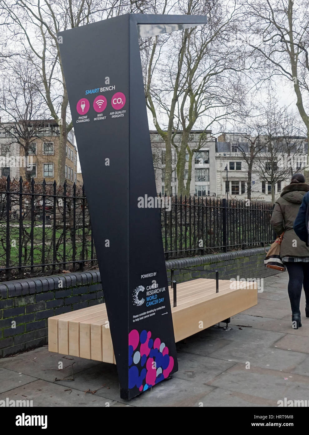 Pubblico di energia solare di 'smart panchina' per la ricarica di dispositivi mobili, Islington, Londra Foto Stock