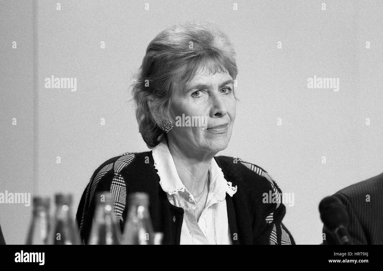 Angela Rumbold, membro del partito conservatore del Parlamento per Mitcham e Morden, assiste il conservatore del governo locale conferenza a Londra, in Inghilterra il 3 febbraio 1990. Foto Stock
