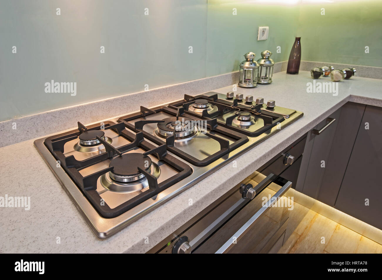 Interior design arredamento di cucina in un appartamento di lusso con fornello a gas di cottura sul bancone di marmo Foto Stock