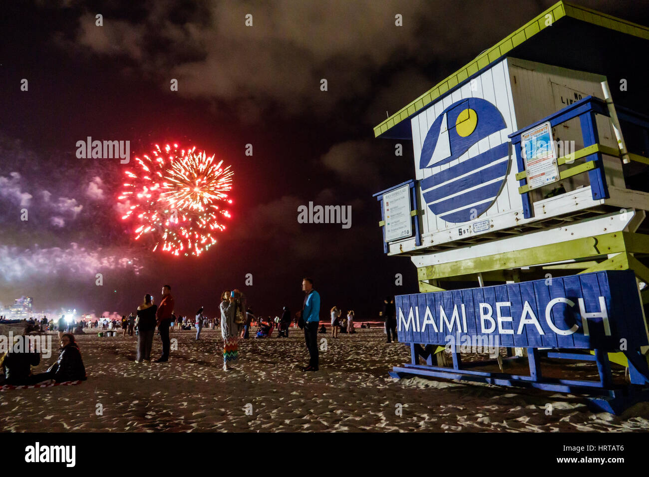 Miami Beach Florida, fuochi d'artificio di Capodanno, stazione di bagnino, mezzanotte, notte, FL170101002 Foto Stock