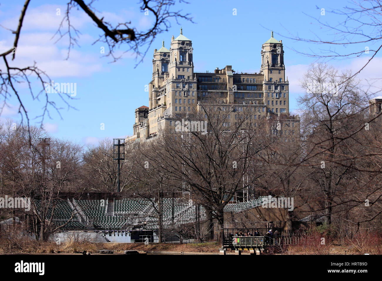 Il Delacort teatro all aperto nel parco centrale con il Beresford appartamento edificio su Central Park West in background New York City Foto Stock