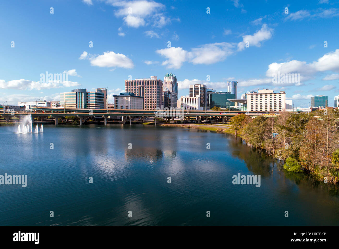 Orlando Florida,Lago Lucerna,skyline della città,fontana,edifici del centro,acqua,aereo dall'alto,FL170226001 Foto Stock