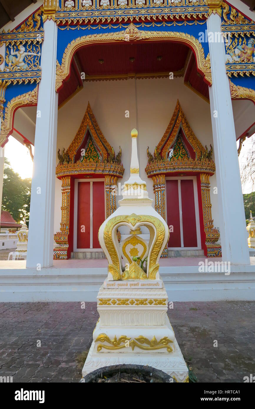 Piccolo Santuario nella parte anteriore di un tempio, Thailandia Foto Stock