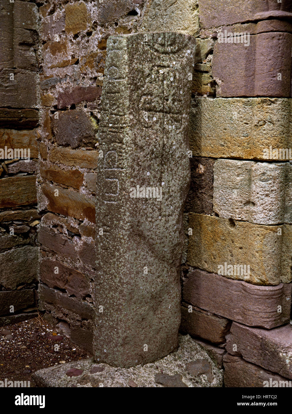 Il C6th pietra alfabeto accanto al coro arco di St Maolcethair C12th chiesa, Kilmalkedar: inscritto alfabeto romano in semi-uncial script sulla faccia di w. Foto Stock