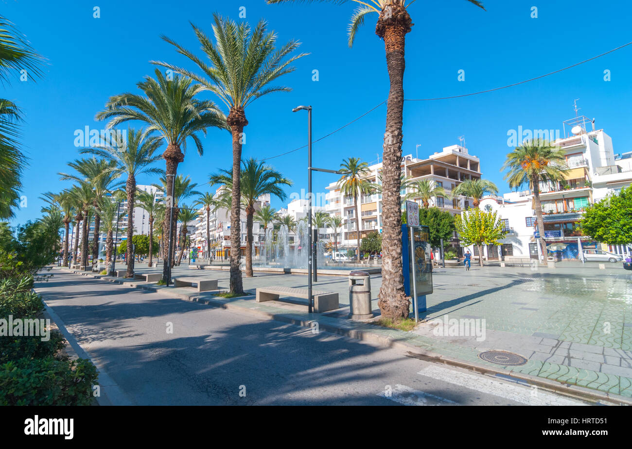 Sant Antoni de Portmany, Ibiza, Novembre 6th, 2013: Turismo in Spagna. Mattino luminoso sole sulla piazza pedonale e parco Fontana. Foto Stock