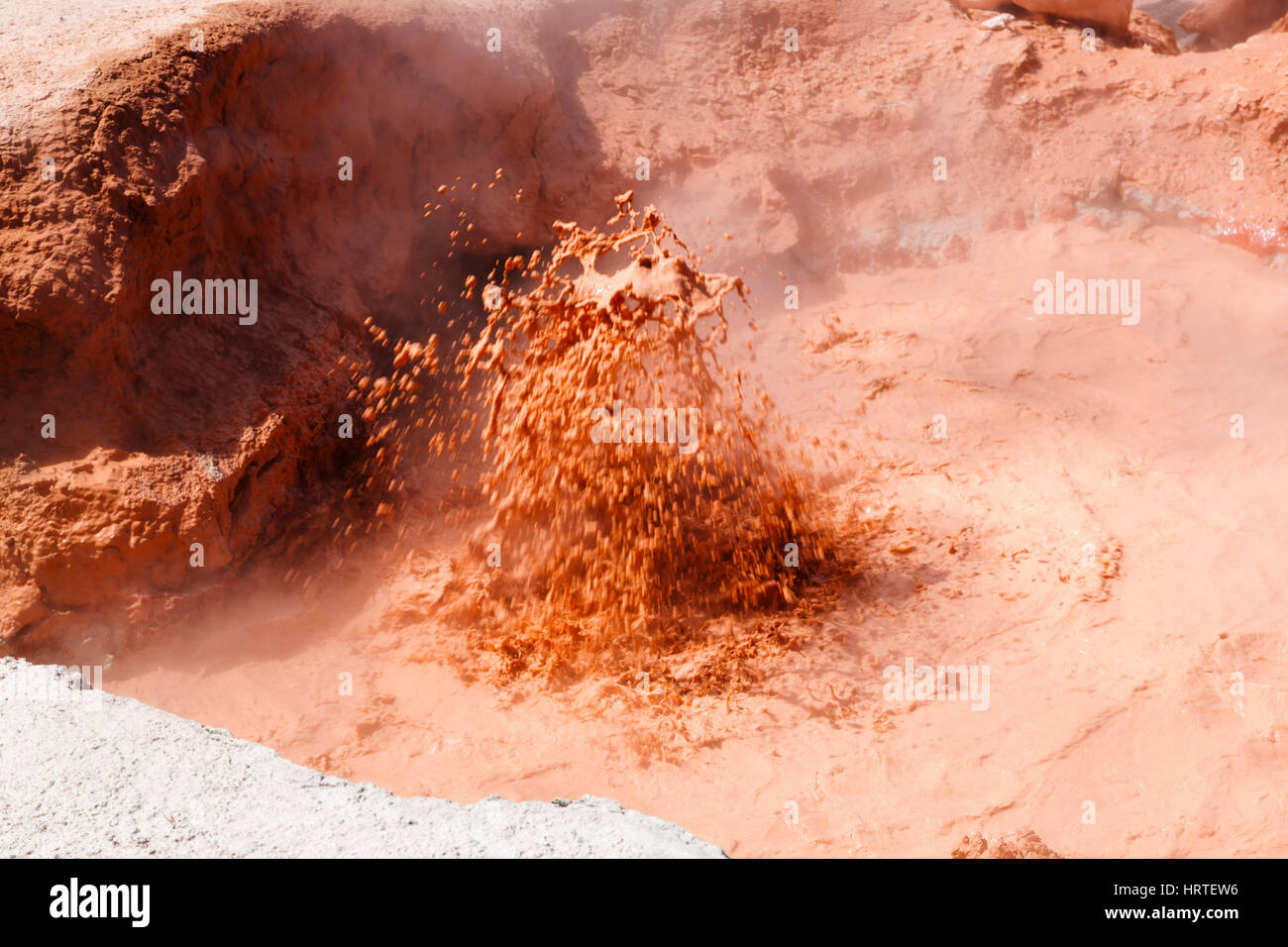 Red Spouter nella Bassa Geyser Basin errupting, il Parco Nazionale di Yellowstone, STATI UNITI D'AMERICA Foto Stock