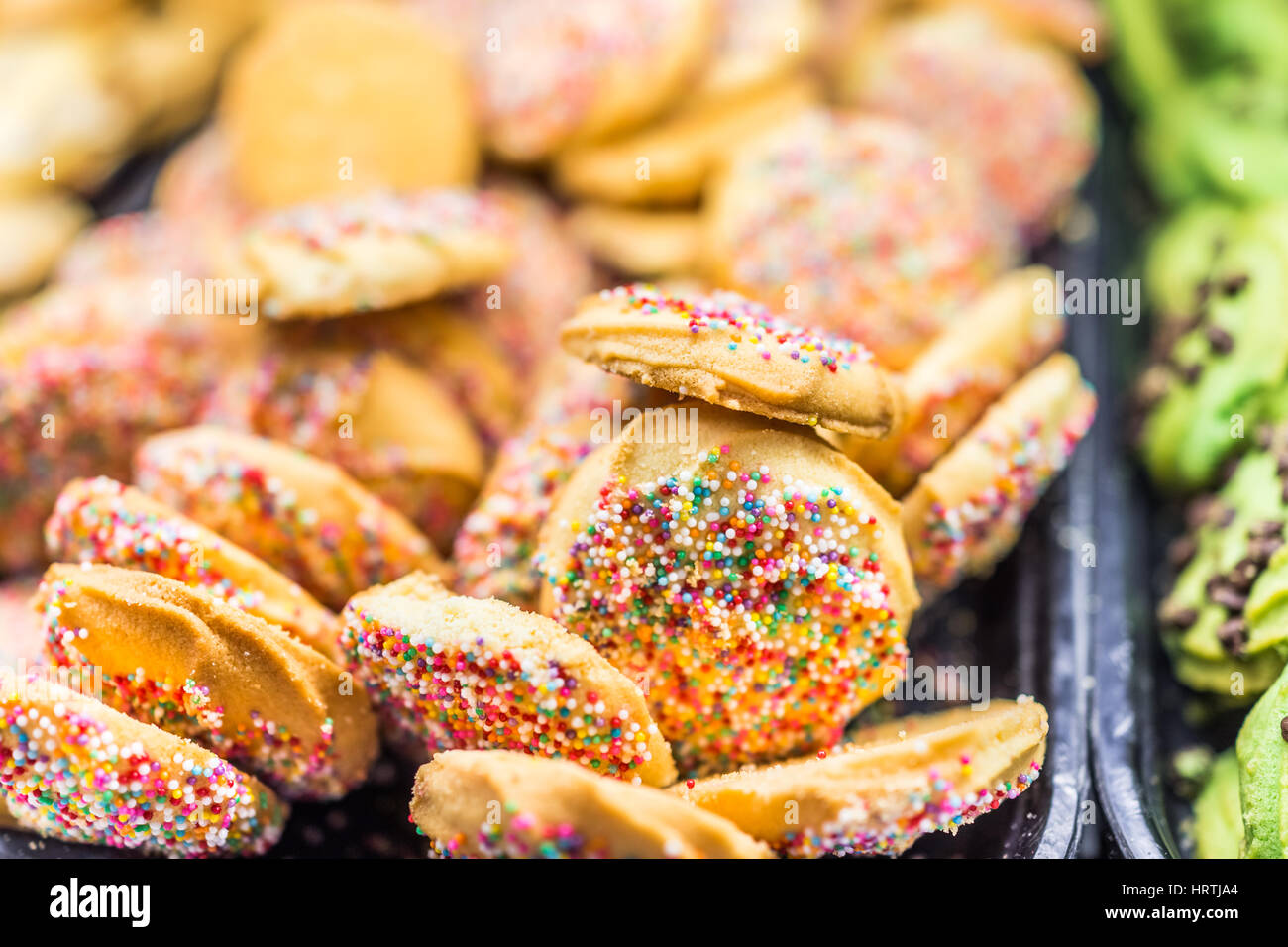 Macro closeup di golden i cookie con piccoli spruzzi di Rainbow Foto Stock
