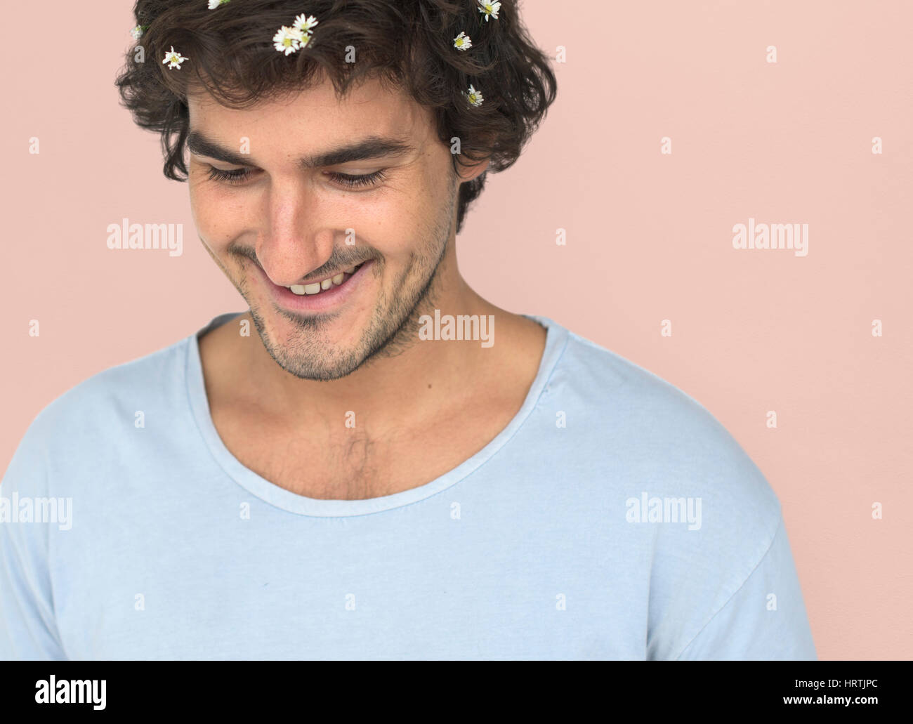 Uomo sorridente felicità fiore concetto verticale Foto Stock