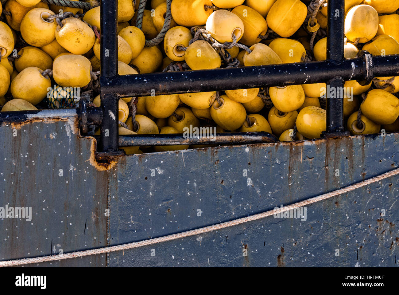 Hermanus, Sud Africa - Blu pesca barca piena di net galleggianti pronto per andare al mare. Foto Stock